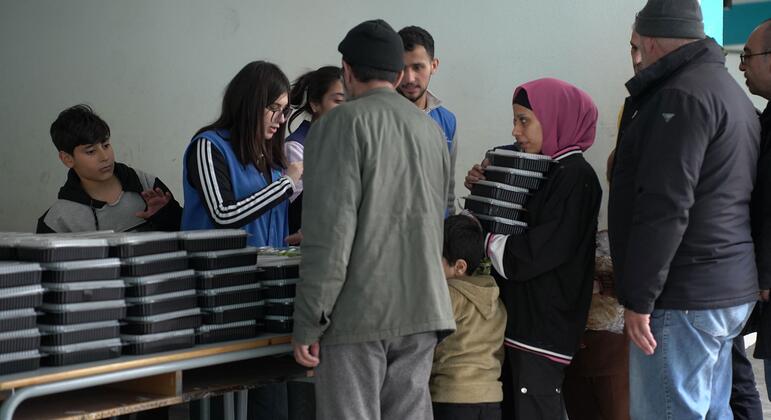 Продовольственная помощь для семей, укрывающихся на территории школы в Бейруте.